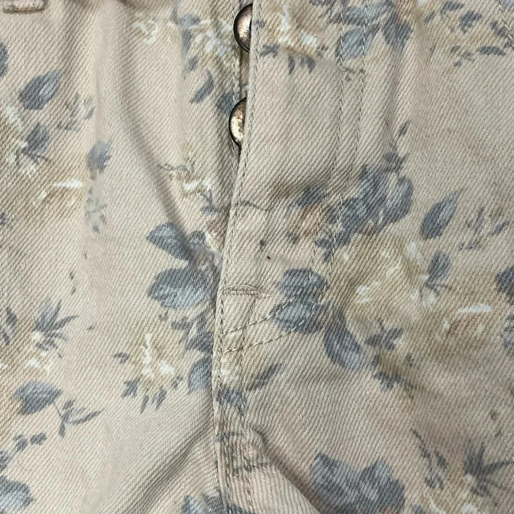 Forever 21 Pink Floral Button Fly. Cuffed Denim Shorts Size 25 - Picture 3 of 5